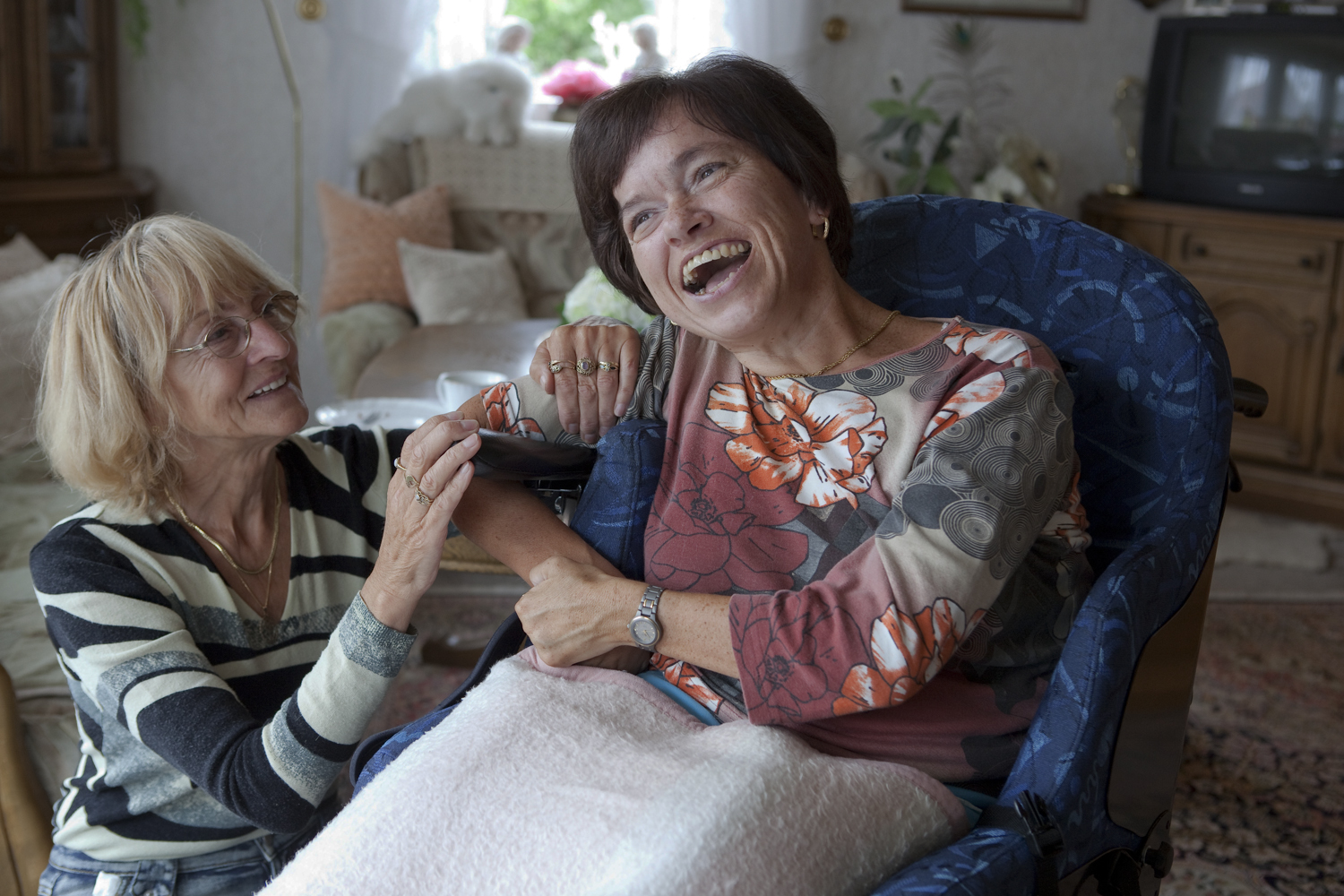 Sylke Lepschi mit ihrer Mutter in Neuhaus „Leben mit Behinderungen“